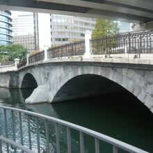 修復された常磐橋です。日本橋川の上に架けられている石橋です。
