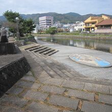 ４按針碑と造船の様子を描いたタイル絵