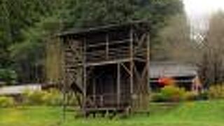 丸太の建屋は何の役目？