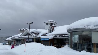 雪景色のサービスエリア