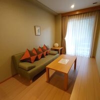 ベッドに加えてゆったりしたソファースペースも。