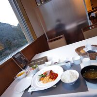 朝食は渓谷の眺めを見ながら、洋食料理を堪能。