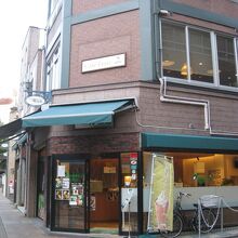 通りの角に建つ「霧の森菓子工房 松山店」