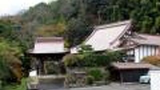 赤い石州瓦の大屋根が印象的なお寺さんです。