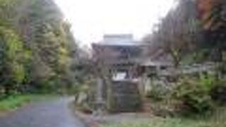 立派な山門があります。