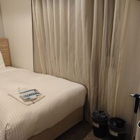 ベット左横の壁がバスルーム