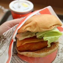デラックスチキンサンドとルートビアをオーダー