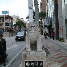 国際通り入口のシーサーの標のすぐ隣にお店の入口がある。