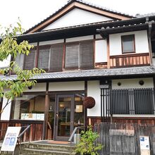 民家を改装した繭