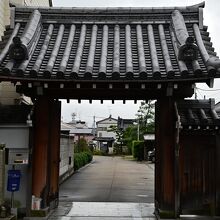 通り沿いの山門