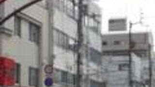 電車通りの南です。