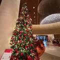 ペニンシュラ東京のクリスマスツリーは紅くて豪華
