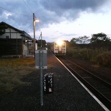 陽が落ちた藤山駅に１６：５５発留萌行き列車がやって来ました