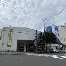 釧路駅のすぐ近くにあります