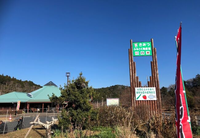 鴨川に行く道沿いにあります