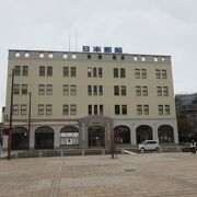 日本郵船門司支店として、昭和2年(1927年)に建てられた鉄筋コンクリート4階建ての建物です。