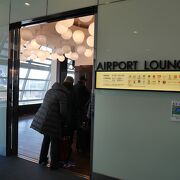 羽田空港出発ロビーのカードラウンジ