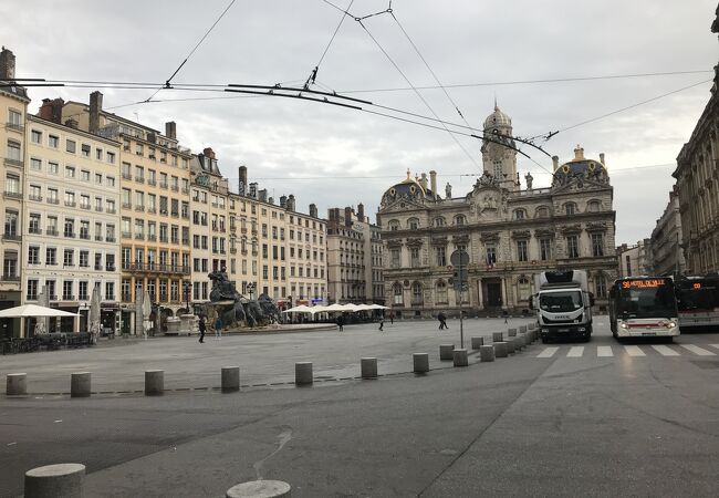 市庁舎やリヨン美術館に囲まれた広場