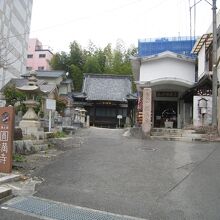 「円満寺」の全景で正面が本堂、右手手前が仏堂。
