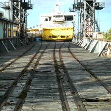 青森駅からの貨車を運ぶレール付きの桟橋です
