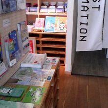 オシャレな雰囲気でパンフレットが綺麗に並べられていました