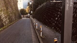 石の壁に挟まれる