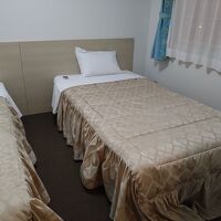 広くはないベッドルーム