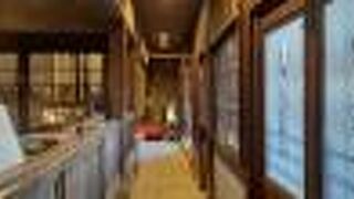 蔵が2つ並ぶ特徴のある建物です