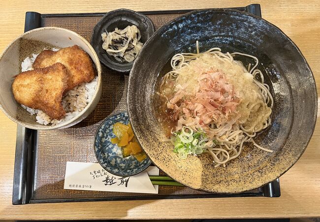 おそばだ、うどんだ、カツ丼だ