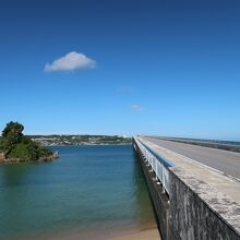 古宇利島（左奥平なところ）と古宇利大橋（右手）