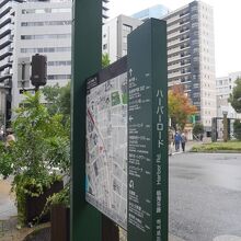 地図に道路名が書かれている。