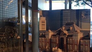 無料展望台から東京駅を望む