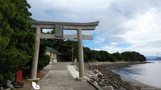 大瀬崎の景観に調和する神社