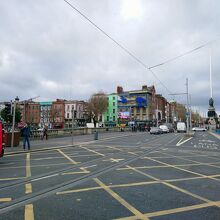 像の南のリフィ川に架かる橋も「オ'コンネル橋」