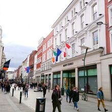 目抜きであるグラフトン通りに面している