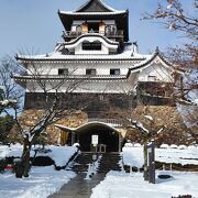 雪の犬山城も風情がある。