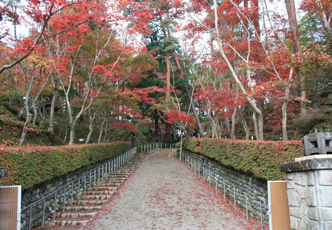 紅葉の松雲山荘