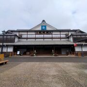 100年以上前に建てられた八千代座は今でも歌舞伎などが演じられる芝居小屋として使われています