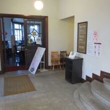 1階ロビー。奥には中料理店があります。