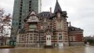 門司港レトロ地区にある赤煉瓦のきれいな建物です。