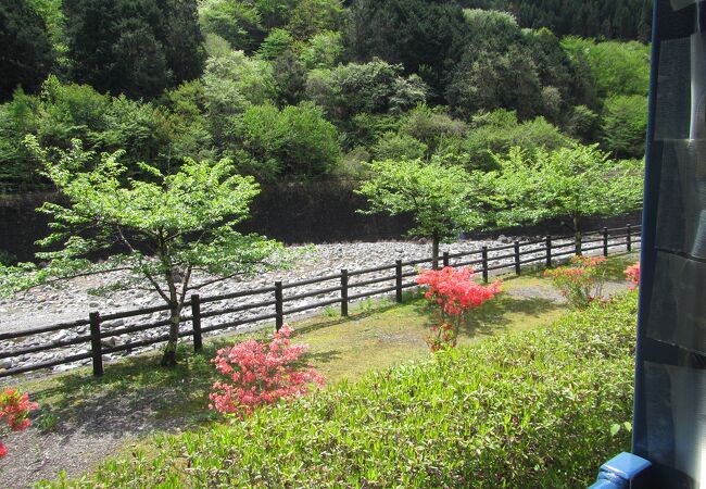 川沿いに