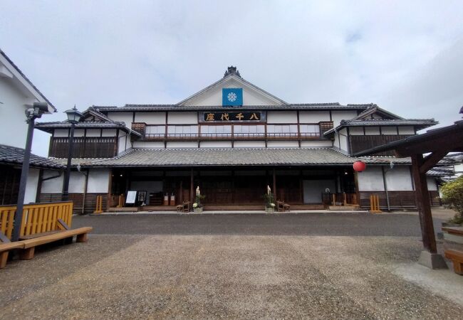 100年以上前に建てられた八千代座は今でも歌舞伎などが演じられる芝居小屋として使われています