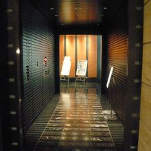 三井タワーのアトリウムから三井記念美術館に通ずる回廊です。