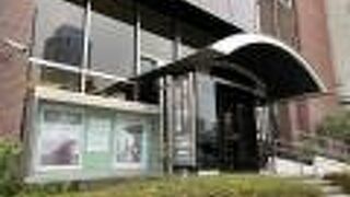 海岸通りに建つ資料館