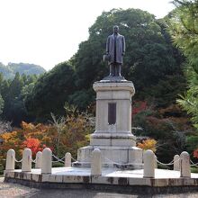 高取伊好氏の像