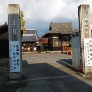 桐生川近くの住宅街にある寺院