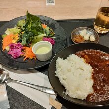 カレーとサラダ