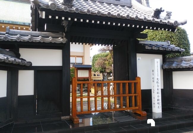 住宅街の中にある現代的な寺院