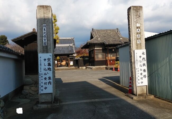 桐生川近くの住宅街にある寺院