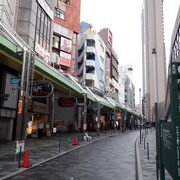 小さなお店がたくさん並んでいた神戸三宮駅前の商店街でした。